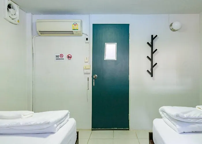 Asok Montri Hostal *