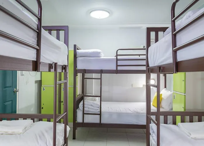 Asok Montri Hostal